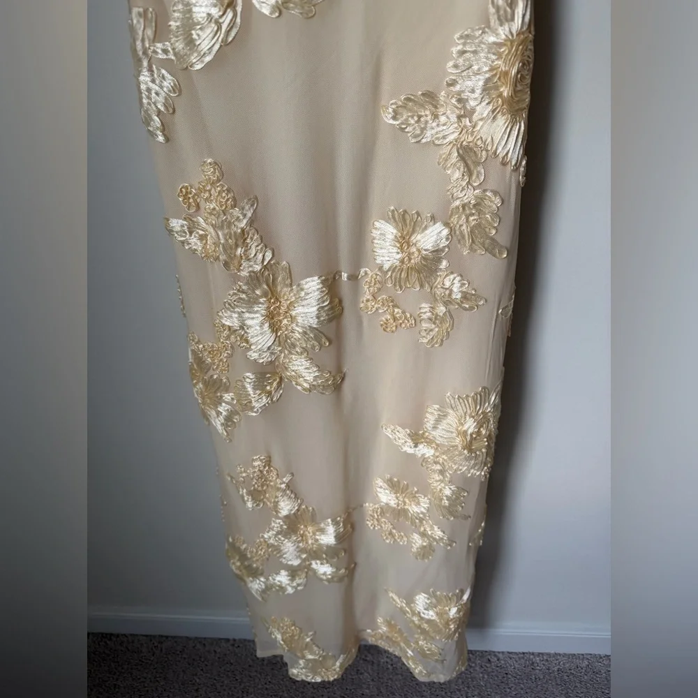 Viral Yellow floral applique bodycon Maxi Dress - Picture 4 of 6